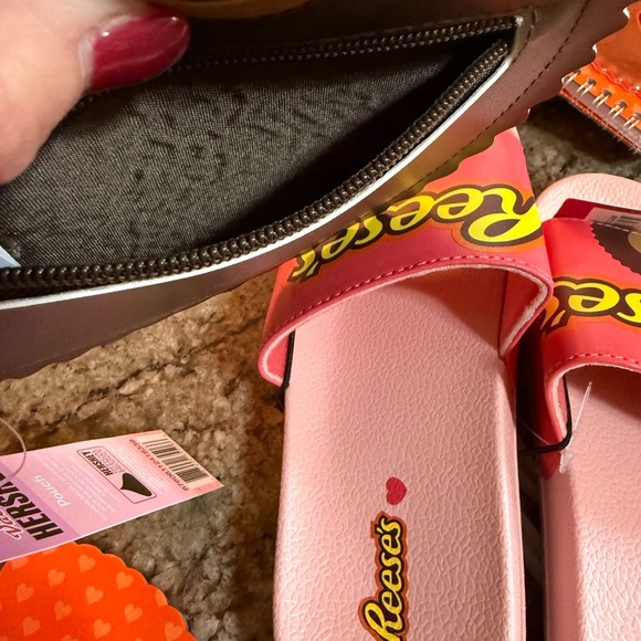 Pink Reese’s Slide Sandals Youth Sz 2/3 M Fun Reese’s Bag and cute note pad - Picture 5 of 10